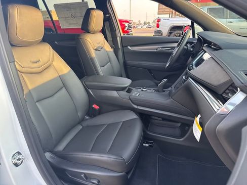 New 2025 Cadillac XT6 Luxury image 14