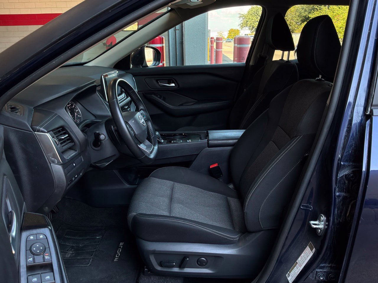 Used 2025 Nissan Rogue SV FWD image 10
