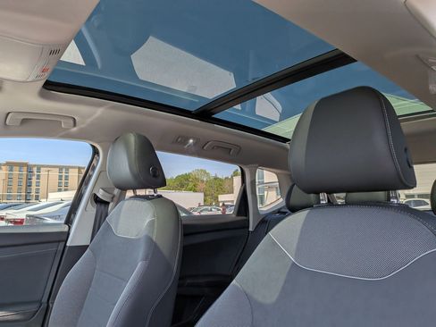 Used 2025 Volkswagen Taos SE image 16