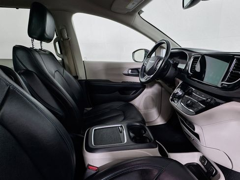 Used 2021 Chrysler Pacifica Touring-L image 28