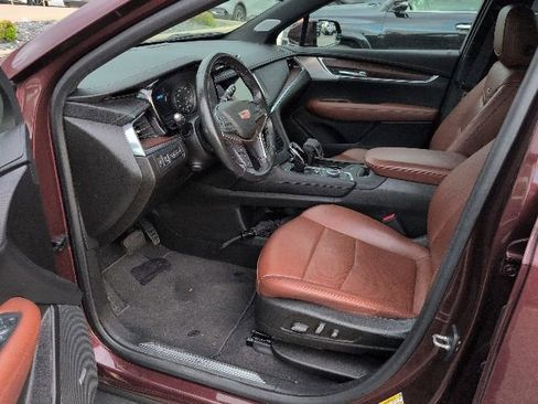 Used 2023 Cadillac XT5 Premium Luxury w/ Technology Package AWD/4WD image 2