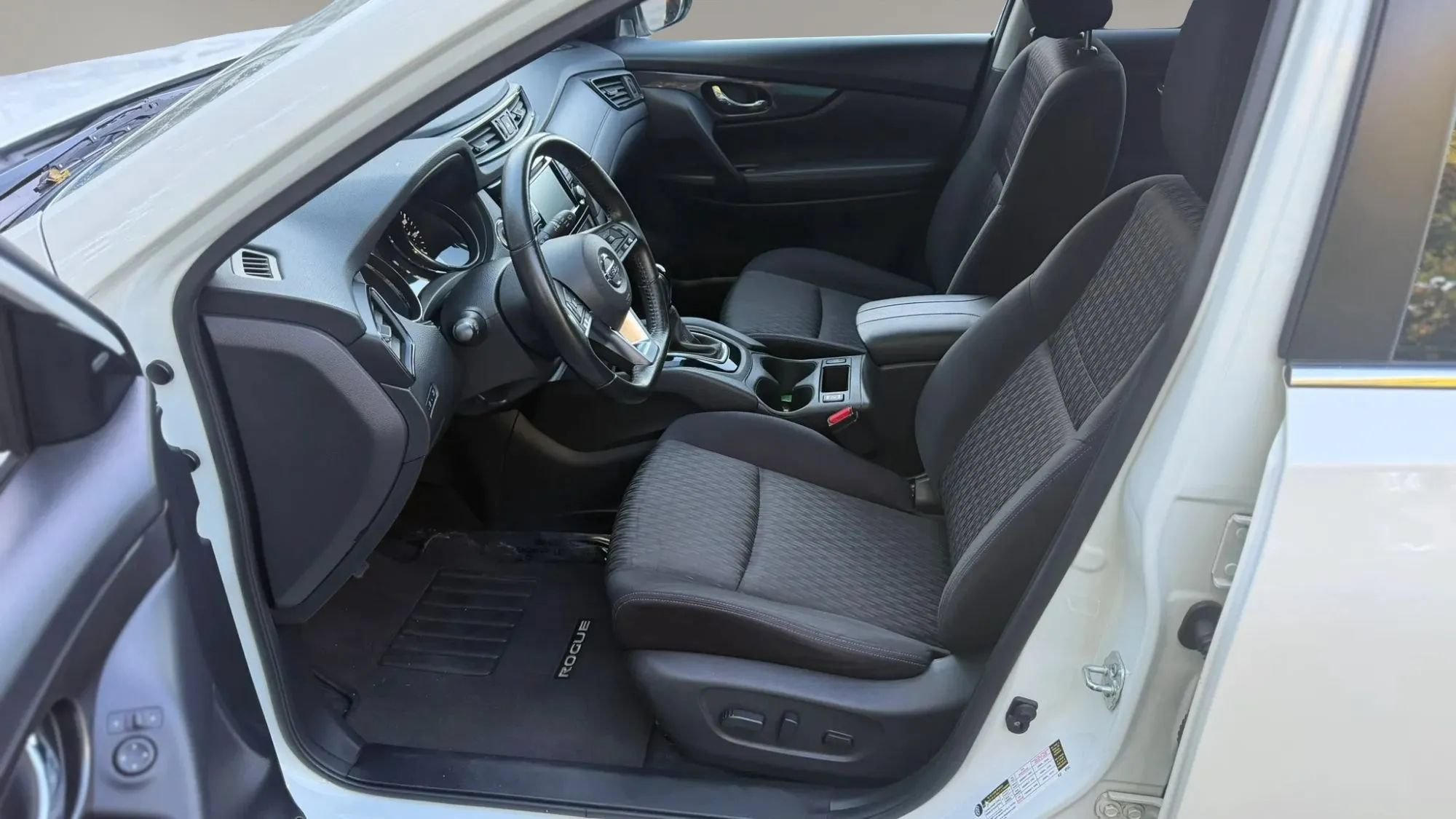 Used 2018 Nissan Rogue SV AWD/4WD image 13