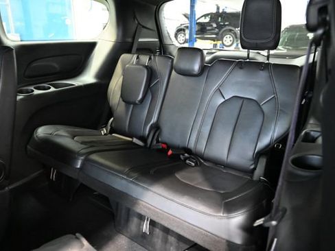 Used 2025 Chrysler Pacifica Select image 11