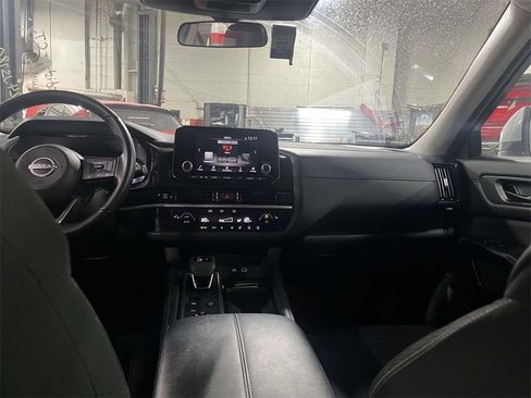 Certified 2025 Nissan Pathfinder SV image 10