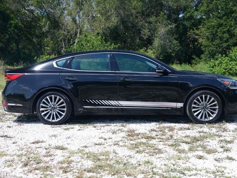 Used 2017 Kia Cadenza Premium w/ Luxury Package FWD image 13