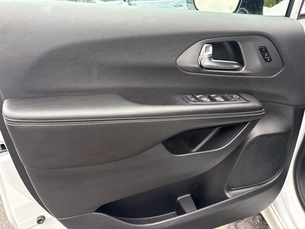 Used 2026 Chrysler Pacifica Select FWD image 21