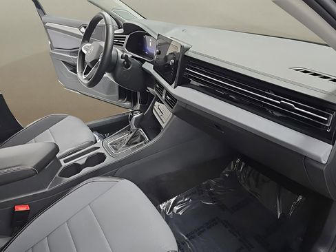 Used 2025 Volkswagen Jetta SE image 19