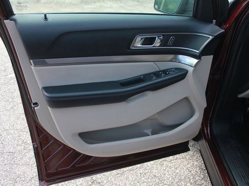 Used 2018 Ford Explorer XLT w/ Equipment Group 202A image 28