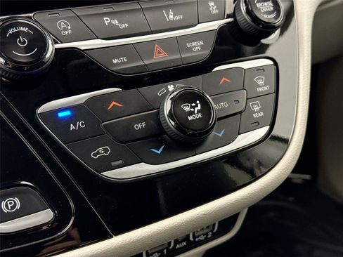 Used 2024 Chrysler Pacifica Touring-L FWD image 24