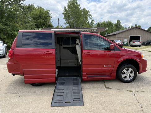 Used 2012 Dodge Grand Caravan SXT FWD image 30
