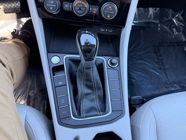 Certified 2024 Volkswagen Jetta SE w/ Panoramic Sunroof Package FWD image 33