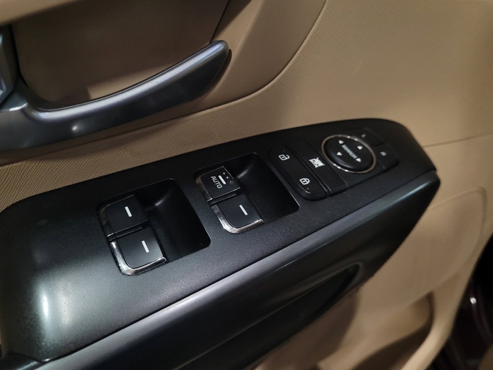Used 2019 Kia Sedona LX FWD image 27