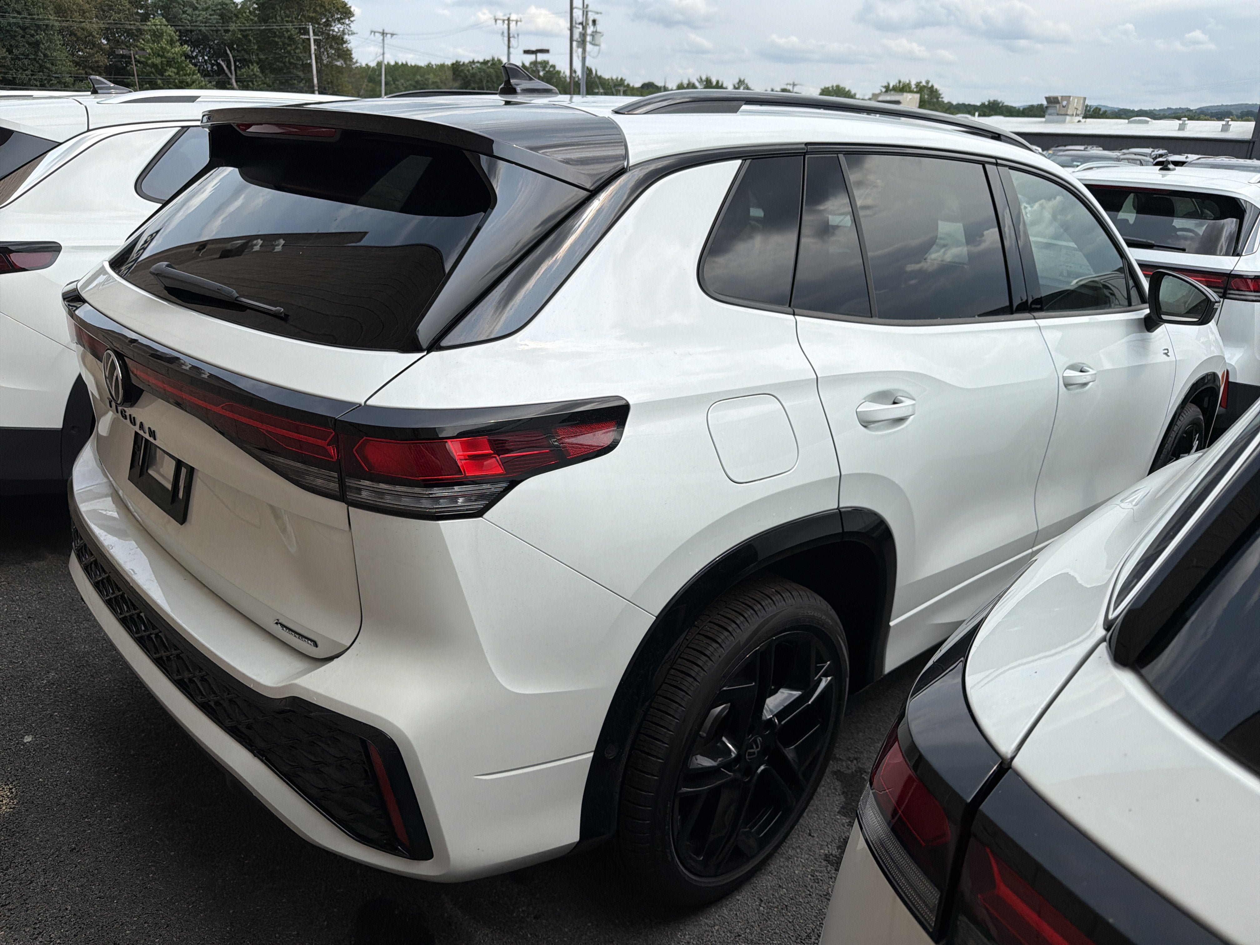 New 2026 Volkswagen Tiguan SE R-Line AWD/4WD image 5