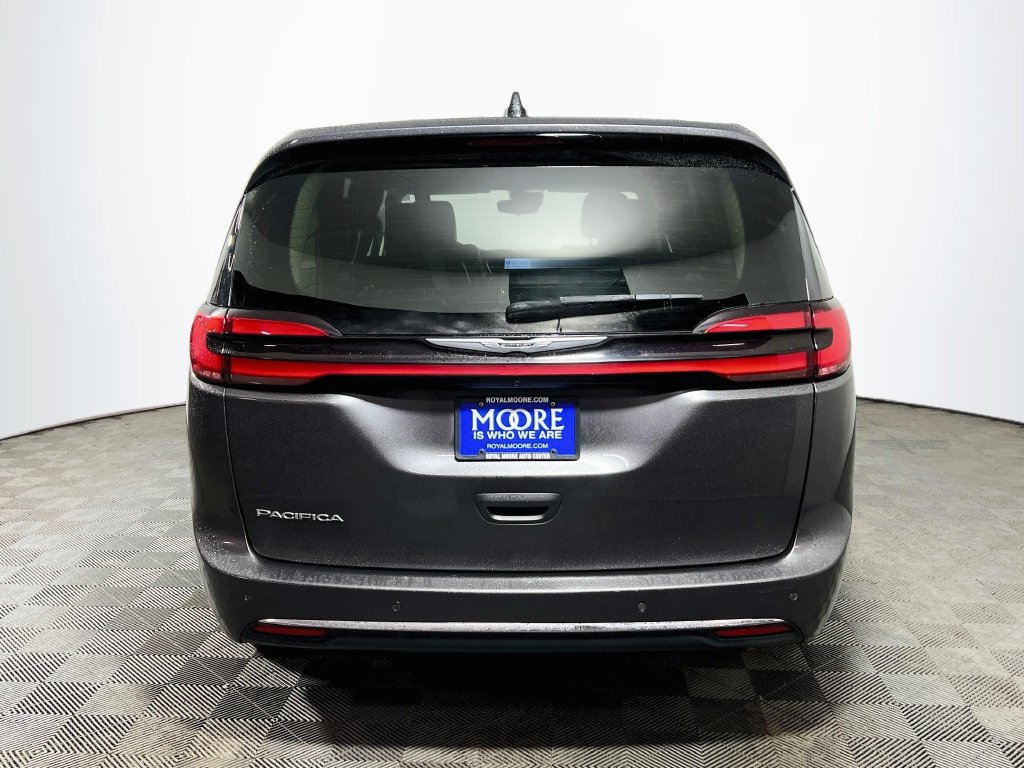 Used 2023 Chrysler Pacifica Touring-L FWD image 6