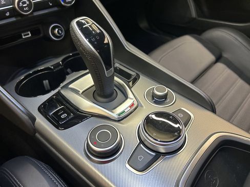 Used 2024 Alfa Romeo Giulia Veloce AWD/4WD image 23