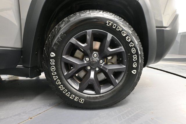Used 2019 Jeep Cherokee Latitude AWD/4WD image 12