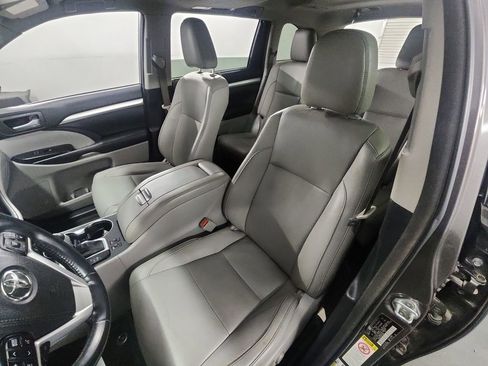 Used 2017 Toyota Highlander XLE FWD image 19