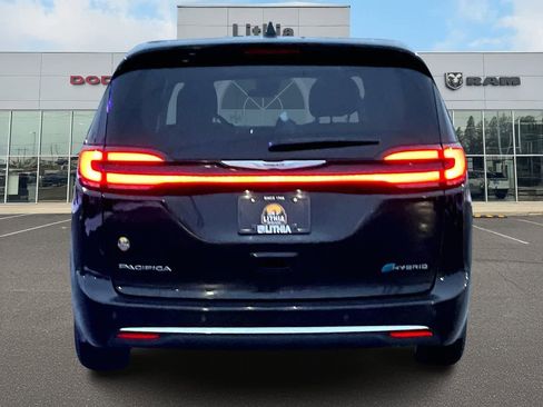 Used 2024 Chrysler Pacifica Select image 5