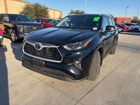 Used 2023 Toyota Highlander XLE image 6