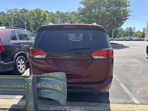 Used 2019 Chrysler Pacifica Touring-L FWD image 8