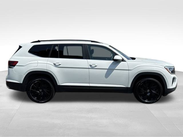 Used 2024 Volkswagen Atlas SE w/ Black Wheel Package AWD/4WD image 9