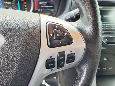 Used 2015 Ford Explorer XLT w/ Equipment Group 202B AWD/4WD image 16