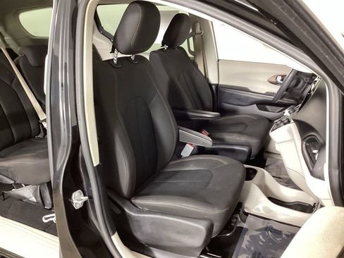 Used 2017 Chrysler Pacifica Touring FWD image 37