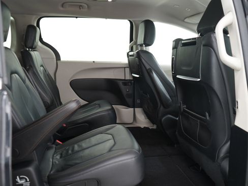 Used 2018 Chrysler Pacifica Touring-L Plus FWD image 14