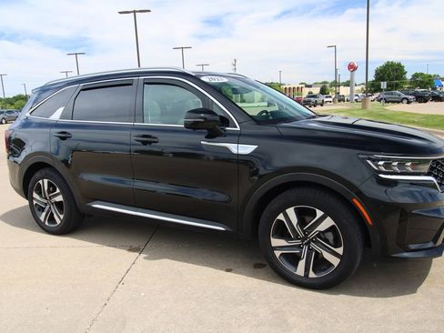 Used 2023 Kia Sorento SX Prestige w/ Panoramic Sunroof Package AWD/4WD image 3