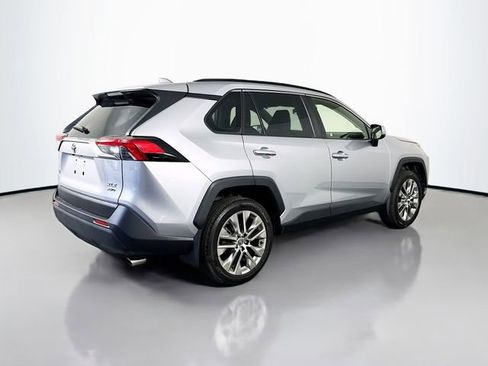 Used 2022 Toyota RAV4 XLE Premium AWD/4WD image 6