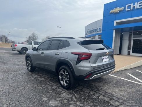 Used 2025 Chevrolet Trax LT w/ Driver Confidence Package image 8