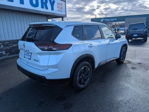 Used 2024 Nissan Rogue SV image 10