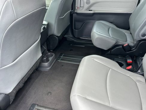 Used 2022 Toyota Sienna XLE image 12