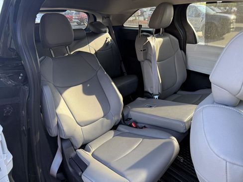 Used 2025 Toyota Sienna FWD image 12