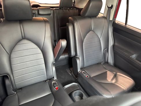 Used 2020 Toyota Highlander XLE image 18