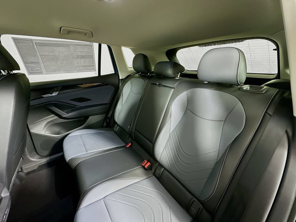 Used 2025 Volkswagen Tiguan SE FWD image 18