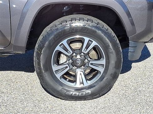 Used 2018 Toyota Tacoma TRD Sport image 8