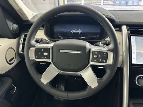 Used 2025 Land Rover Discovery S image 13