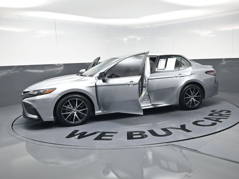 Used 2024 Toyota Camry SE image 20