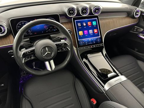 Used 2025 Mercedes-Benz GLC 300 4MATIC image 36