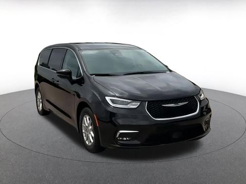 Used 2024 Chrysler Pacifica Touring-L image 3