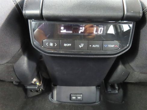 Used 2025 Toyota Highlander LE FWD image 30