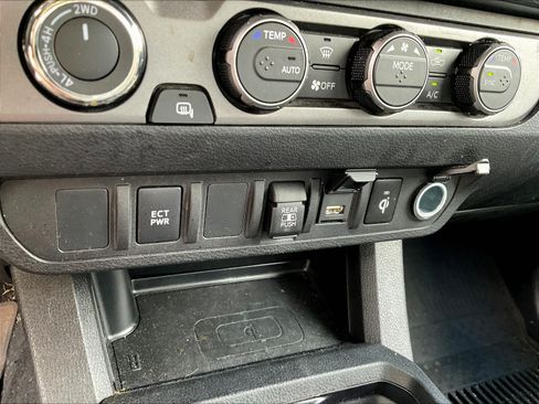 Used 2022 Toyota Tacoma TRD Sport AWD/4WD image 17