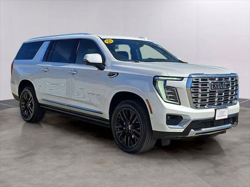 Used 2025 GMC Yukon XL Denali w/ Denali Reserve Package AWD/4WD image 11