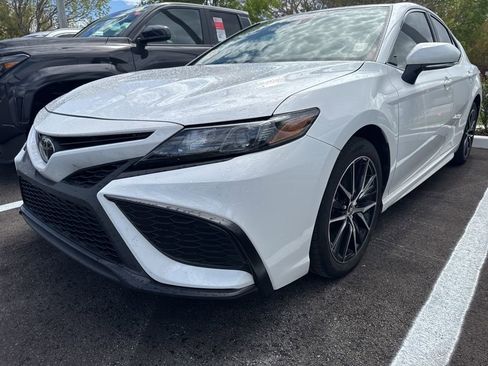 Used 2024 Toyota Camry SE image 11