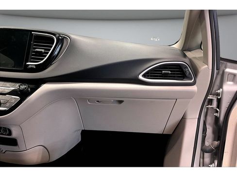 Used 2024 Chrysler Pacifica Touring-L FWD image 48