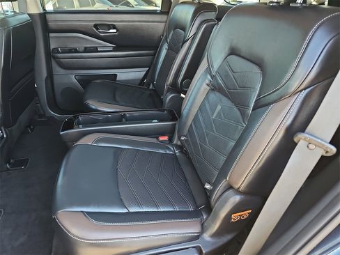 Used 2023 Nissan Pathfinder Platinum image 14