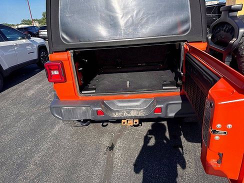 Used 2018 Jeep Wrangler Unlimited Sahara w/ Dual Top Group AWD/4WD image 17