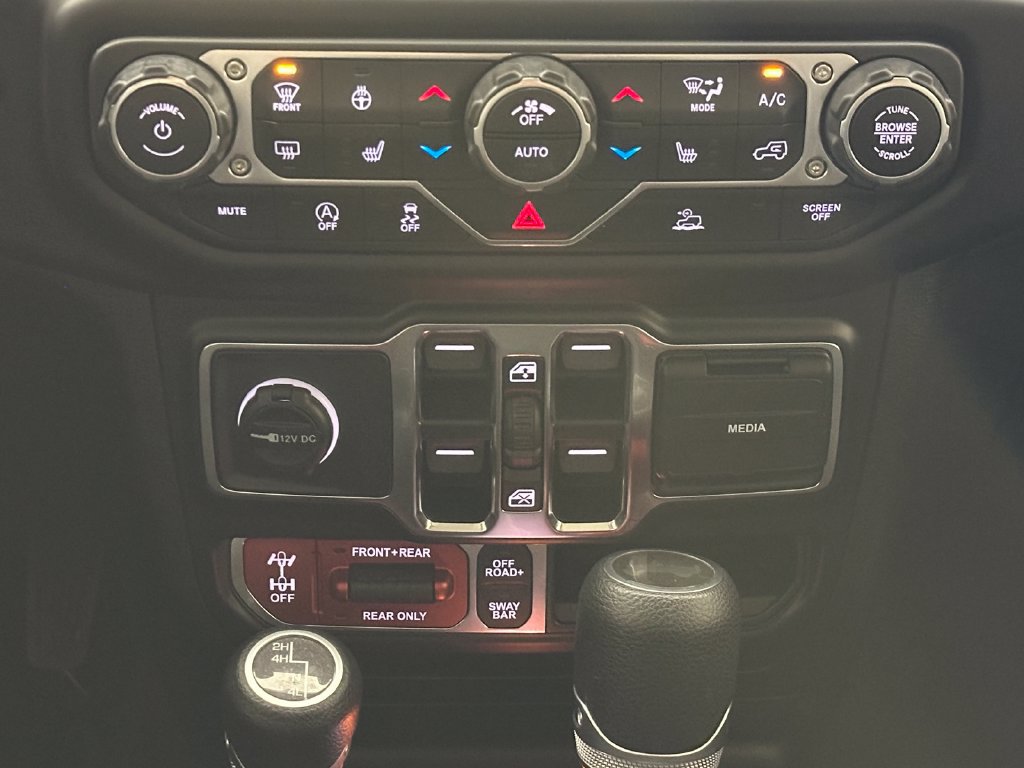 Used 2021 Jeep Wrangler Unlimited Rubicon w/ Cold Weather Group AWD/4WD image 24
