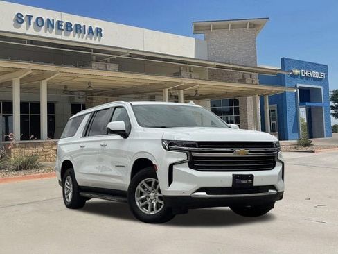 Used 2024 Chevrolet Suburban LT RWD image 2